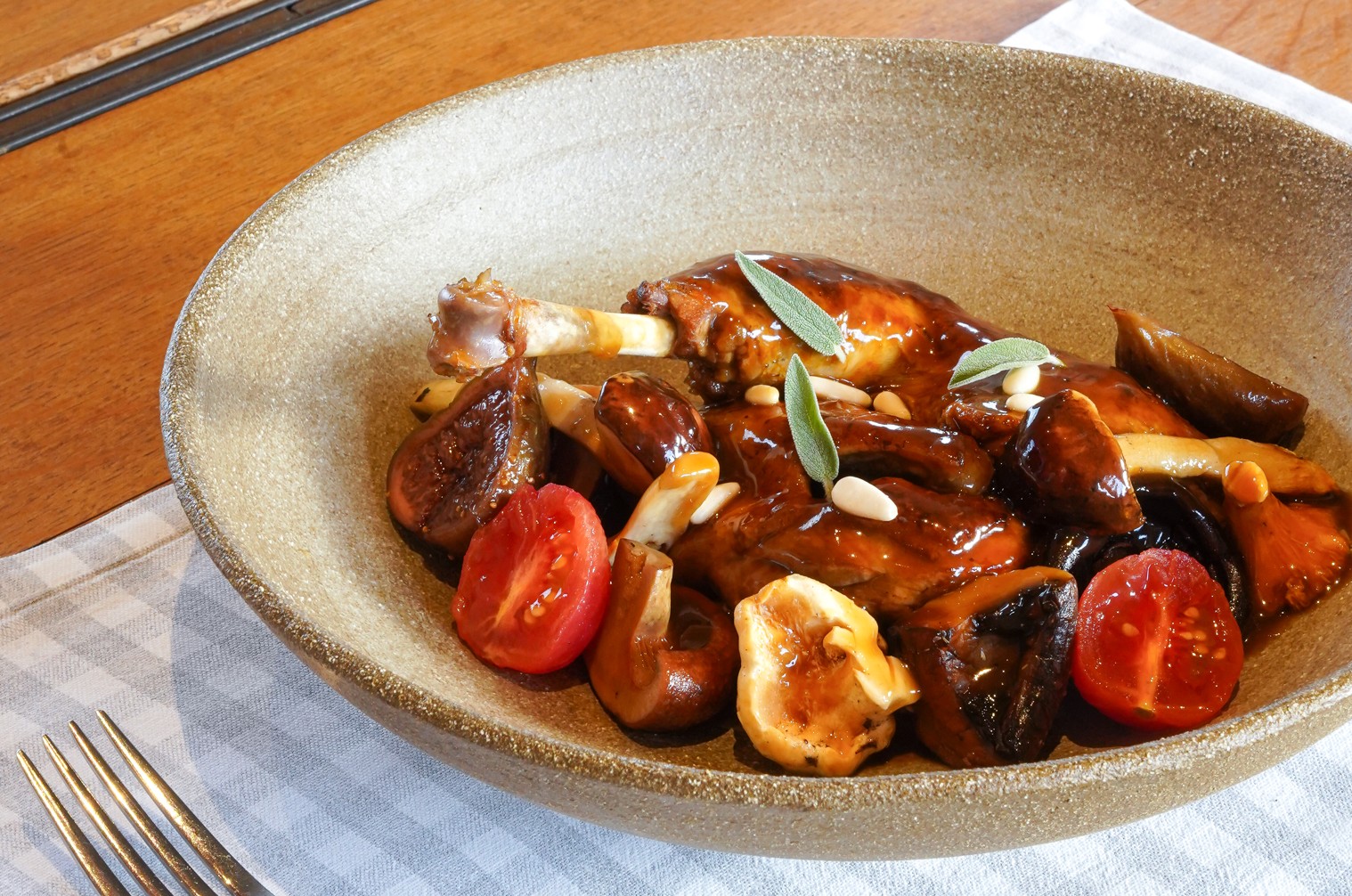 Geschmorte Perlhuhn, sein Saft und Pilze