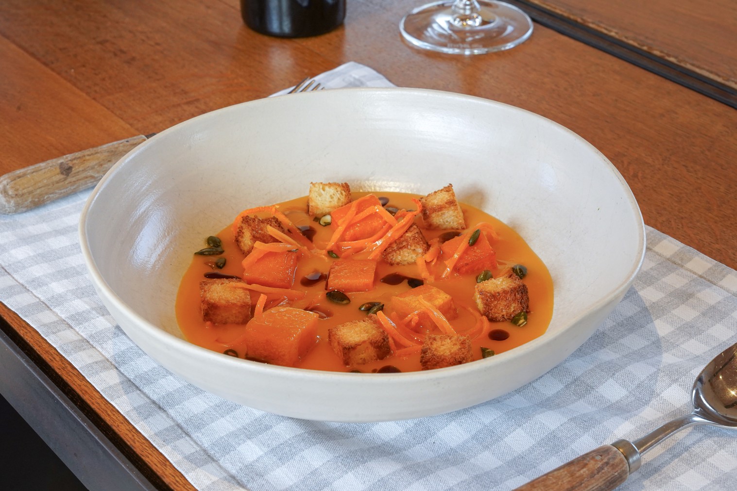 Kürbis-Engelshaar, seine Creme und Croutons