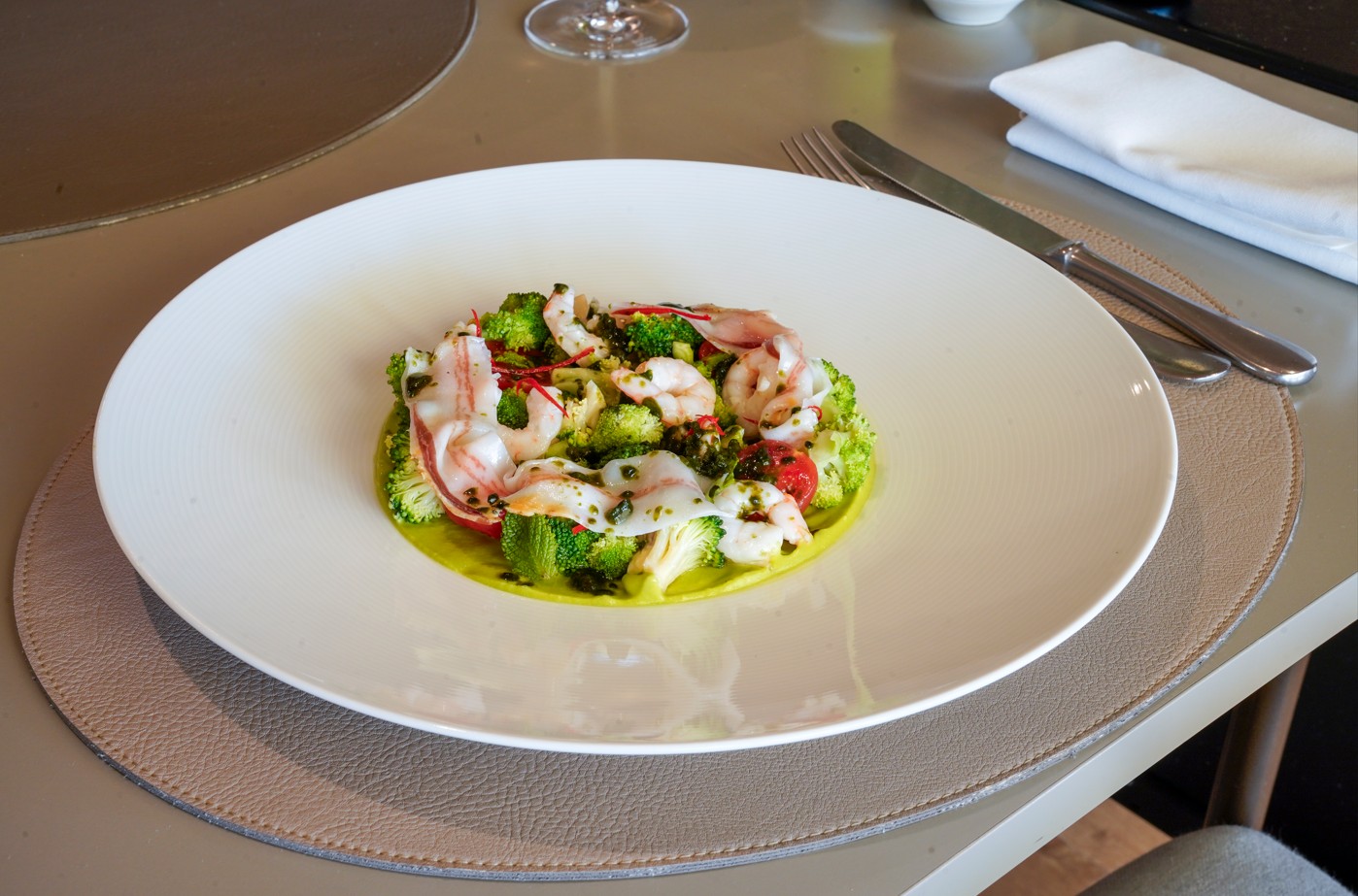 CREMA DE BRÓCOLI, gambas al ajillo y brócoli a la parrilla