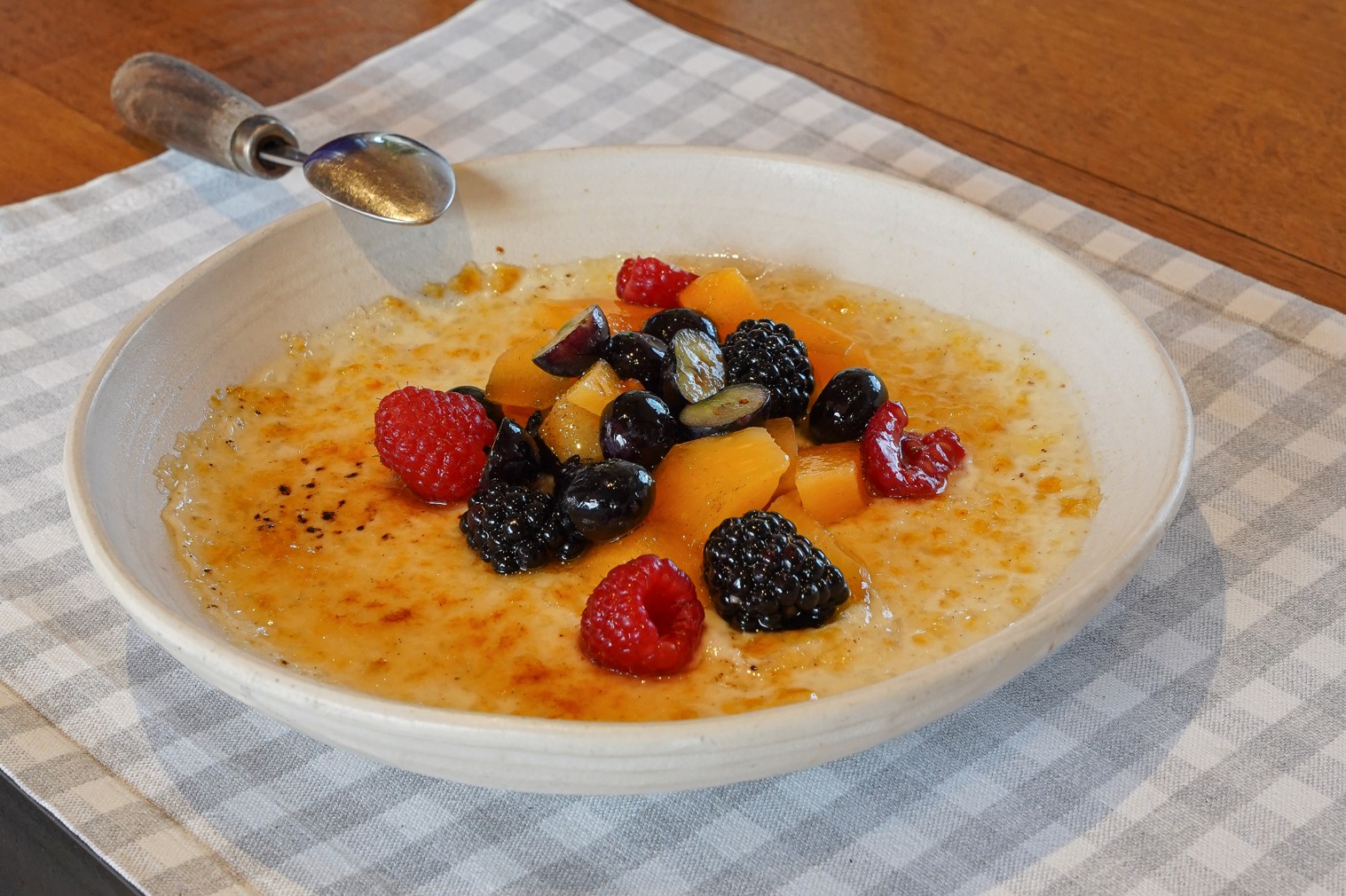 Klassischer Milchreis mit saisonalem Obst