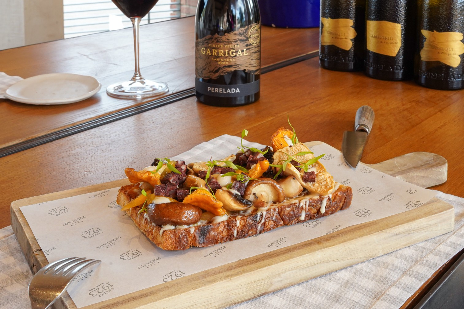 Herbst-Croissant-Koka-Brot, cremiger Käse und Pilze