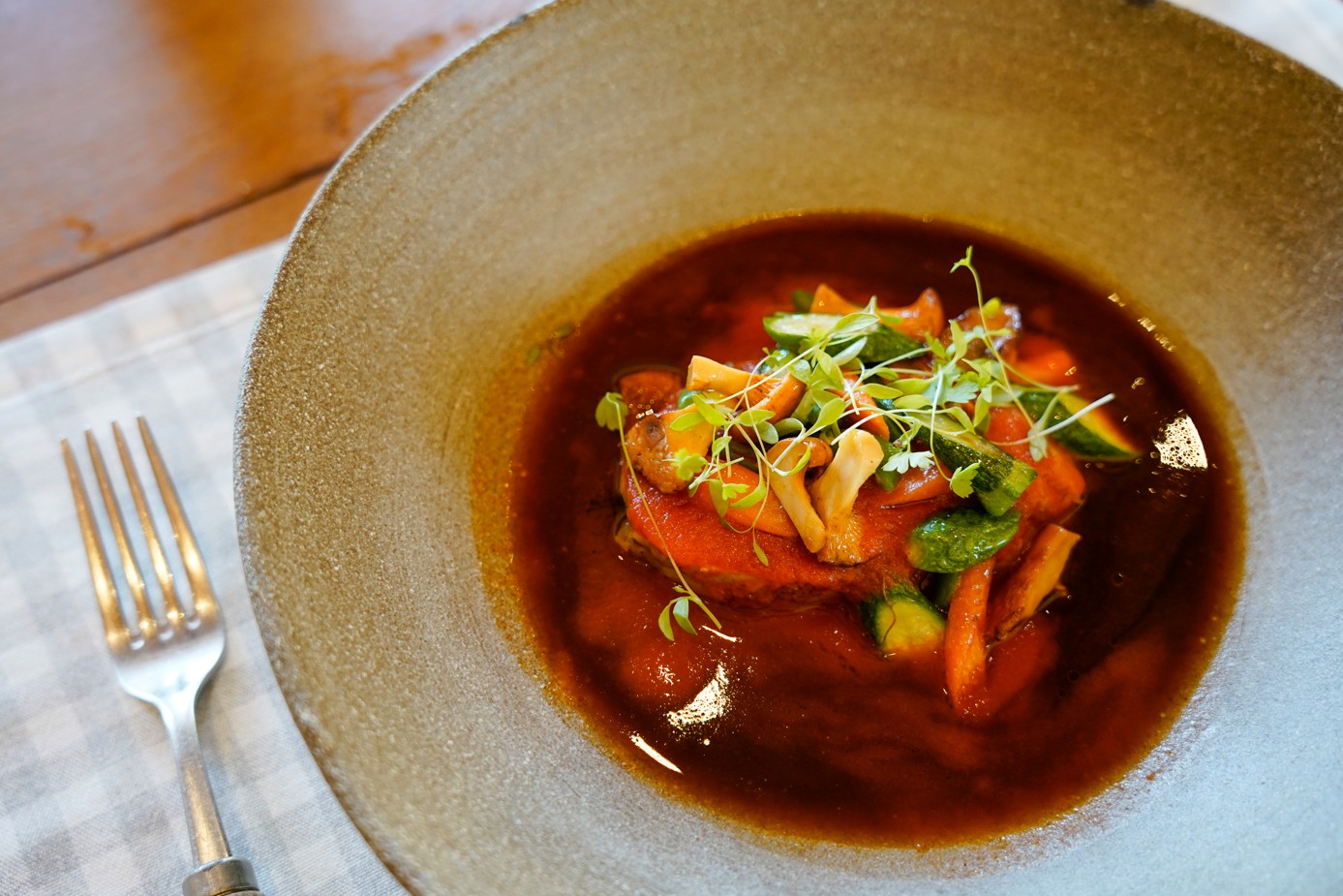 Poulet fermier avec tomate et légumes de notre potager