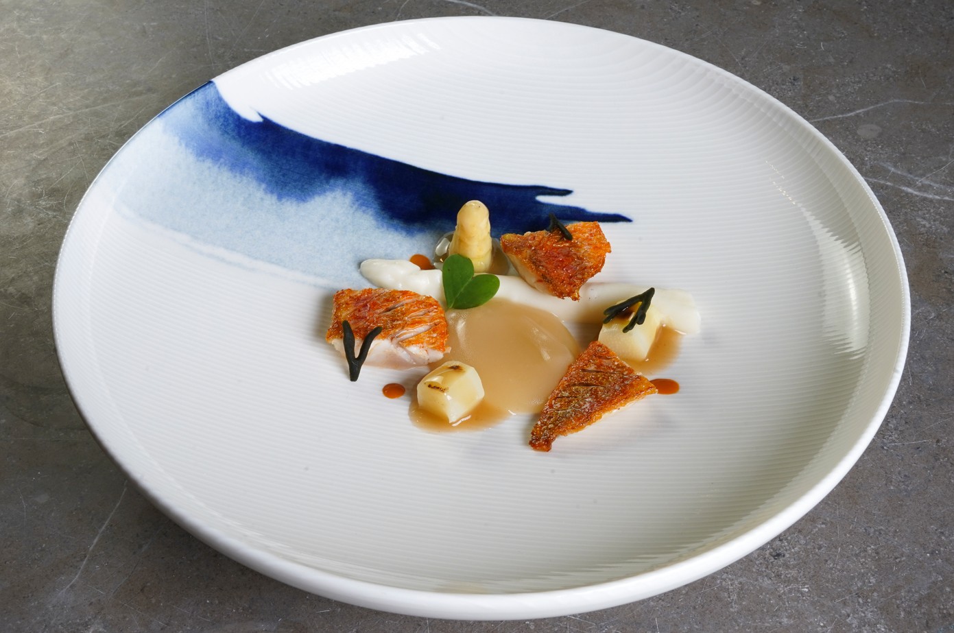 Salmonete de roca con espárragos blancos y pilpil de manzana